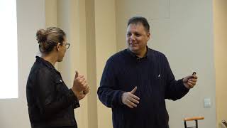 אמיר הלמר קורא את מעיין בשן על הבמה בחי